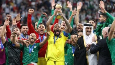 رياضي.نت بالصور - الجزائري ياسين براهيمي يتوج بالكرة الذهبية لبطولة كأس العرب ومبولحي أفضل حارس
