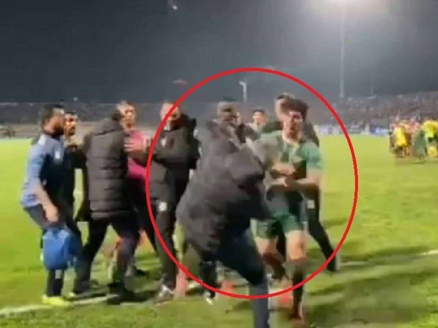 لاعب يعتدي بعنف على مدرب في الدوري العراقي