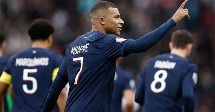 مبابي يقود باريس سان جيرمان لفوز صعب على ستاد بريست في الدوري الفرنسي