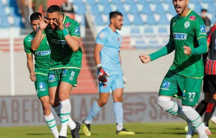 الرجاء ينفرد بصدارة الدوري المغربي بفوز صعب على شباب المحمدية